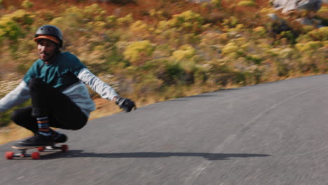 Amigos-Felices-Practicando-Longboard-Juntos-Corriendo-Divirtiéndose-Navegando-En-Una-Carretera-Rural-Usando-Patineta-Adolescentes-Montando-Haciendo-Trucos-Usando-Casco-Protector