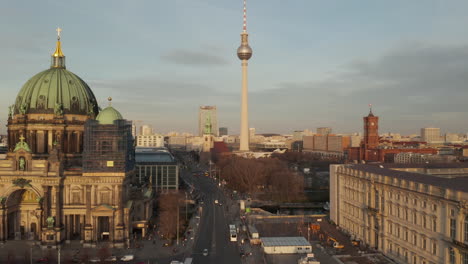 Antena:-Baja-Sobre-El-Centro-De-Berlín,-Mitte-Con-Vistas-A-La-Torre-De-Televisión-Alexanderplatz-Y-La-Catedral-En-Un-Hermoso-Día-Soleado