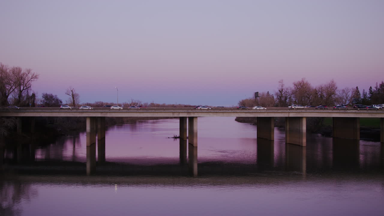 Le auto viaggiano in direzione nord e sud lungo un tratto sopraelevato dell'Interstate 5 sopra il fiume Sacramento.