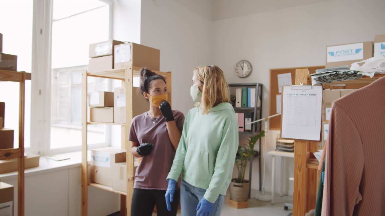 две женщины, работающие в офисе малого бизнеса