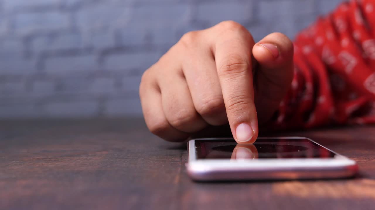 persona que utiliza un teléfono inteligente