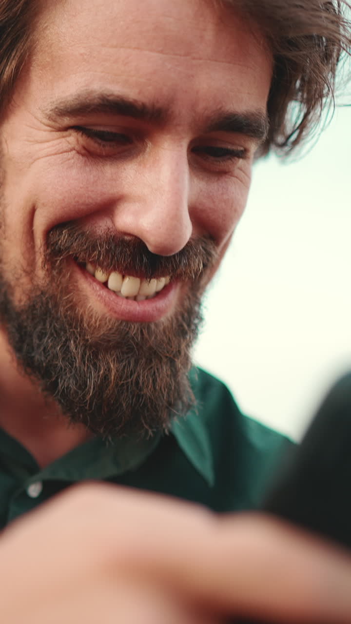 Uomo sorridente con la barba