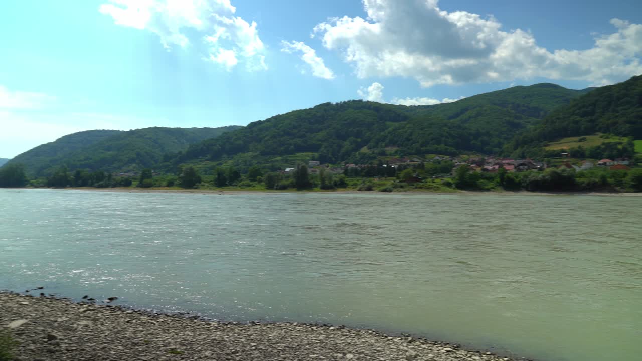 Vista panoramica del fiume Danubio, che scorre attraverso gran parte dell'Europa centrale e sud-orientale, dalla Foresta Nera a sud fino al Mar Nero.
