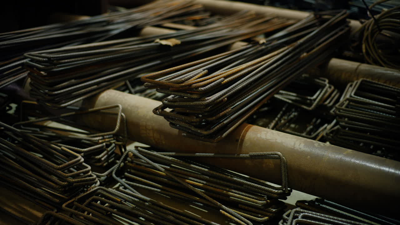 primer plano de barras de acero en una sala de producción