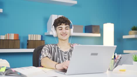 estudiante trabajando en la computadora portátil bailando y cantando.