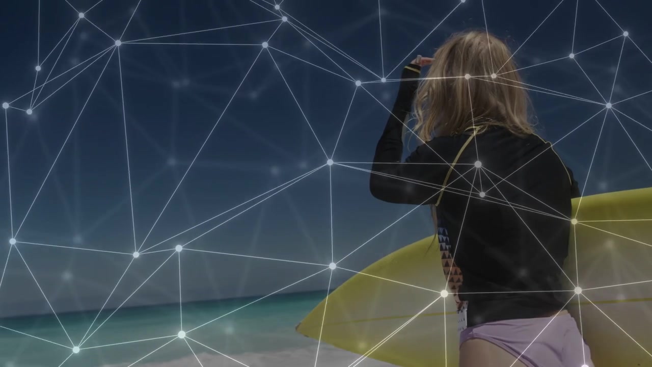 Kvinde flytter bræt og går mod havet, skygger for øjnene, mens et net-overlay kortlægger bølger, idet hun forbereder sig på at surfe.