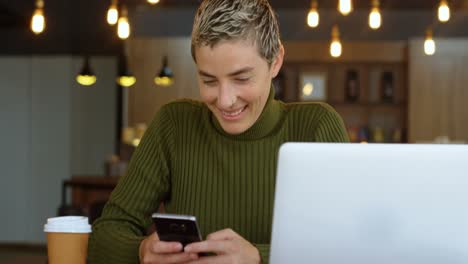 ejecutivo usando teléfono móvil en la cafetería de la oficina 4k