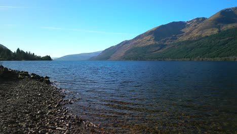 Reisender-Saß-Auf-Einem-Felsen-Mit-Überführung-Auf-Das-Wasser-Des-Sees-Im-Schottischen-Hochland-Von-Loch-Lochy