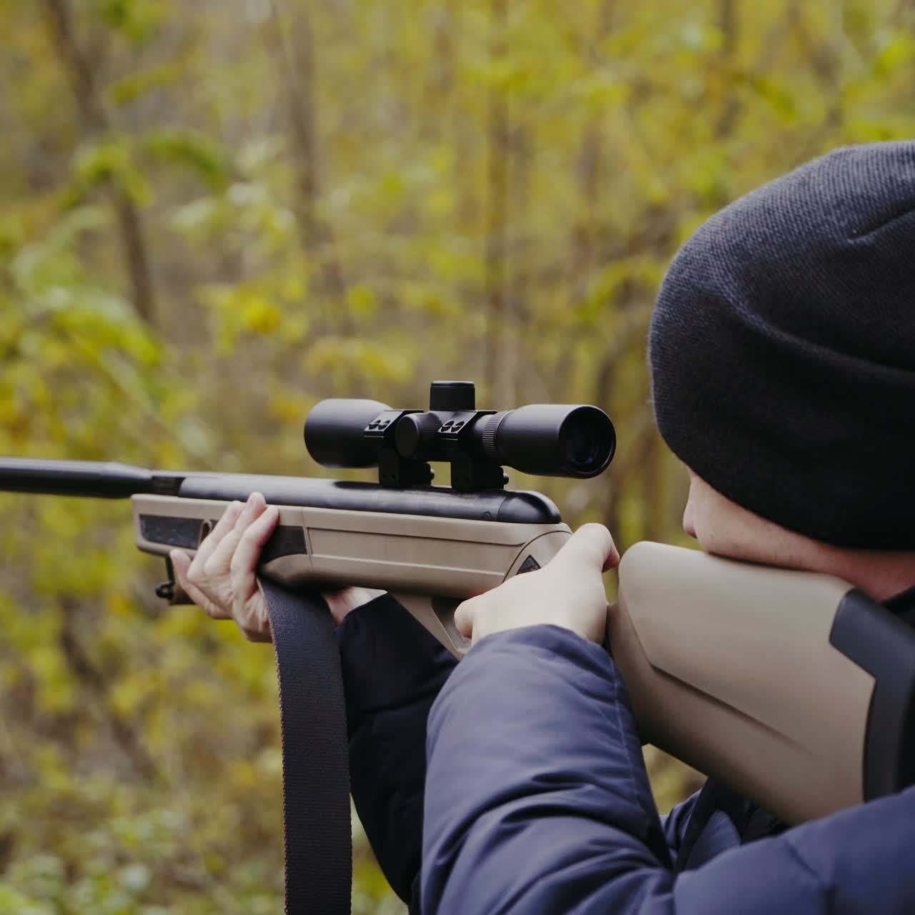 hombre apuntando con un rifle de caza