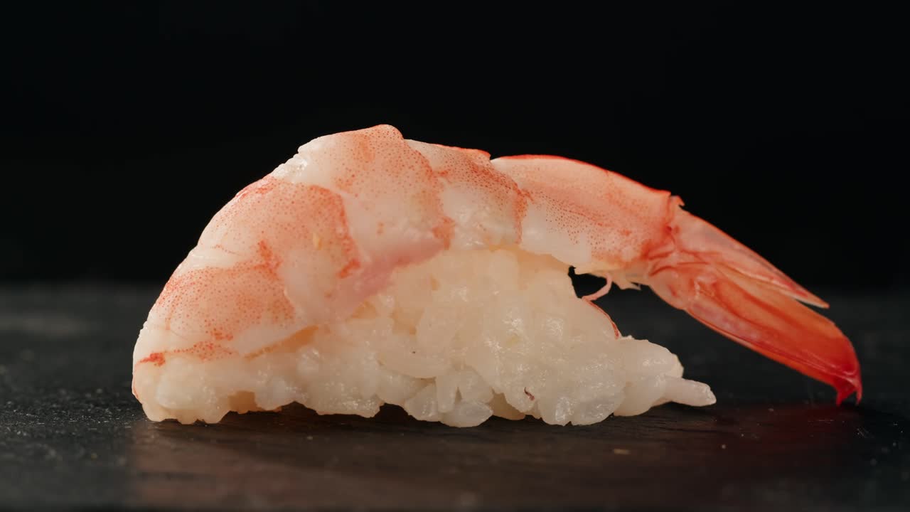 plato de sashimi, restaurante japonés, atún fresco y rebanadas de salmón en un café moderno, comida tradicional, plato de pescado rojo crudo, omega 3.