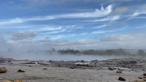 un géiser humeante en islandia