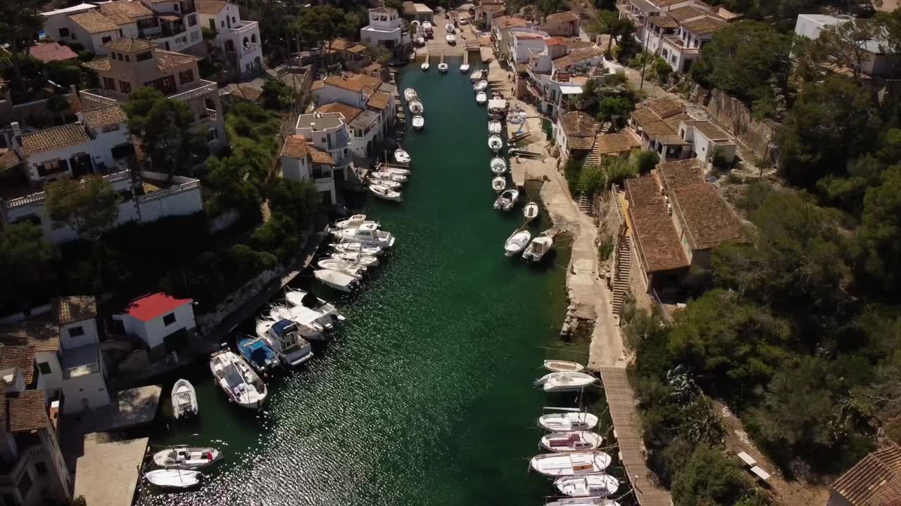 el puerto de mallorca, la isla de los drones de mallorca, el final del puerto de figuera.