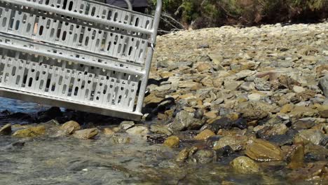 embarque turístico crucero en barco por correo en rocky beach en marlborough sounds, nueva zelanda - cerca de las piernas