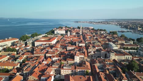 Península-Del-Casco-Antiguo-De-Zadar-Que-Brilla-Intensamente-En-El-Sol-De-La-Mañana