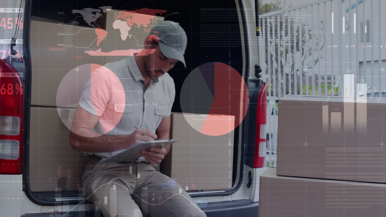 procesamiento de datos estadísticos contra el repartidor caucásico escribiendo en el clipboard y sonriendo