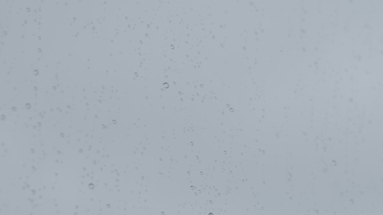 gotas de agua en una ventana de vidrio