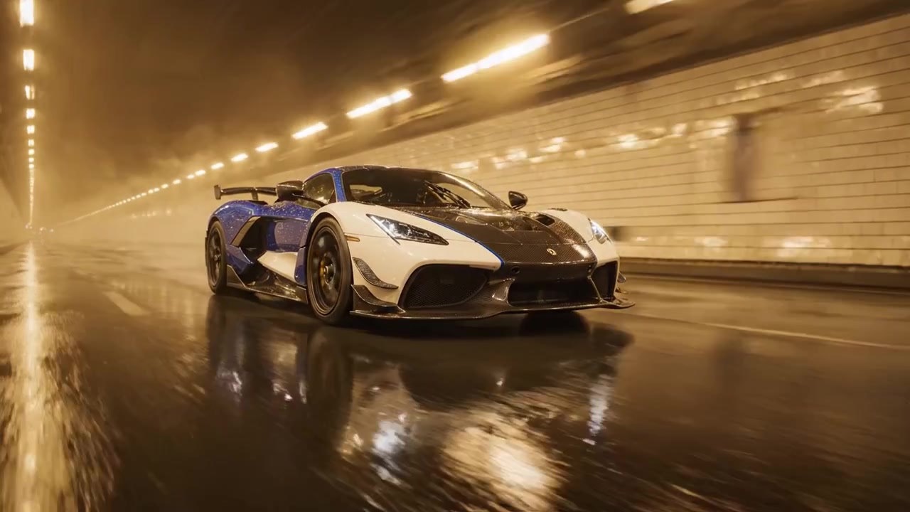 Una splendida hypercar sfreccia attraverso un tunnel scarsamente illuminato, circondata da nebbia e riflessi, mettendo in mostra il suo design aerodinamico e le sue capacità ad alte prestazioni in velocità.