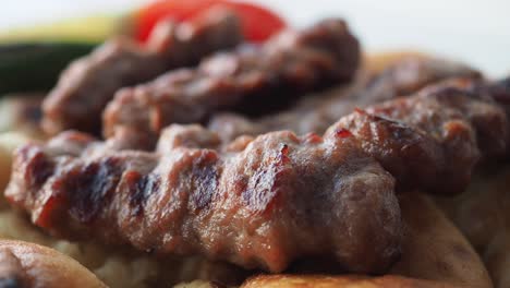salchichas de carne a la parrilla (kebab)