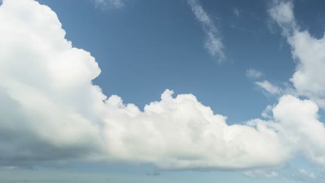 4k-Timelapse-B-roll-Estático-De-Imágenes-De-Cúmulos-Blancos-Y-Esponjosos-Que-Se-Forman-En-Cielos-Azules