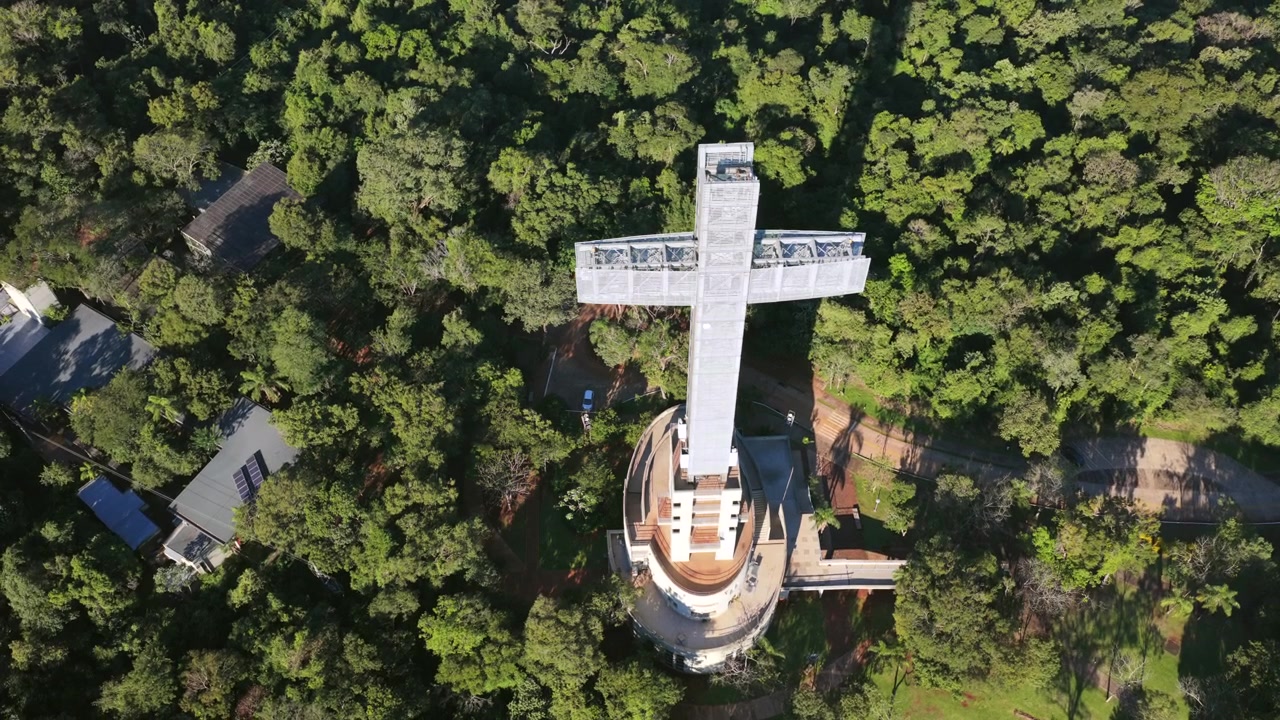 Orbita cinematografica con drone attorno alla Croce di Santa Ana all'interno del Parque Temático de la Cruz nella foresta pluviale di Misiones