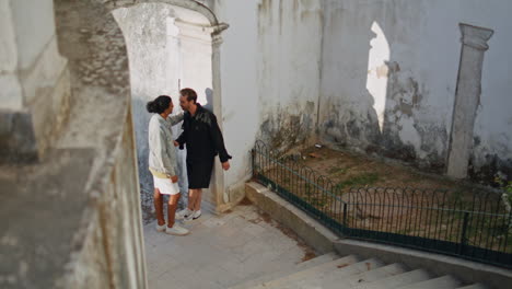 conversación de una pareja en un edificio antiguo