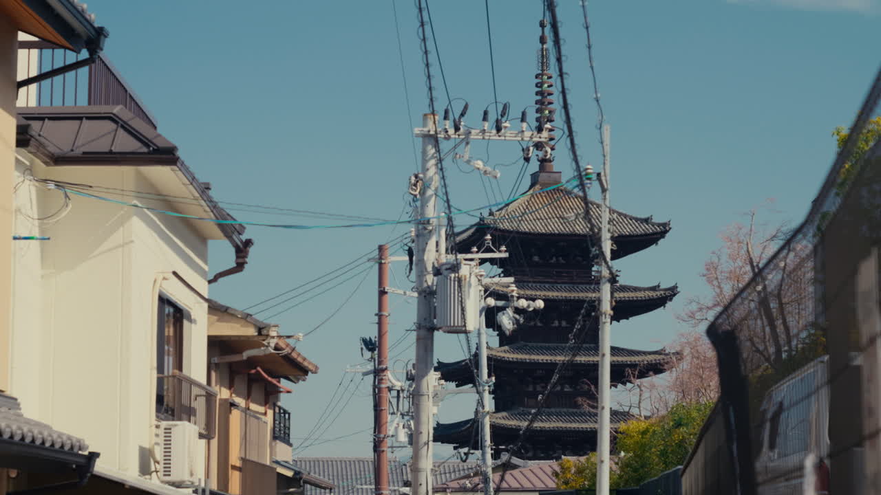 Dar sokaklara ve ikonik pagoda simgesine sahip kültürel Kyoto mahallesi