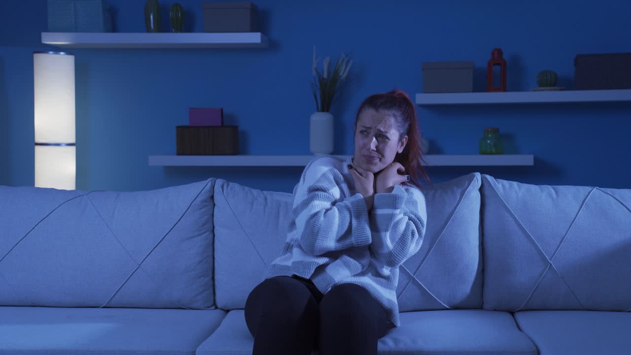 La donna urla con rabbia a casa