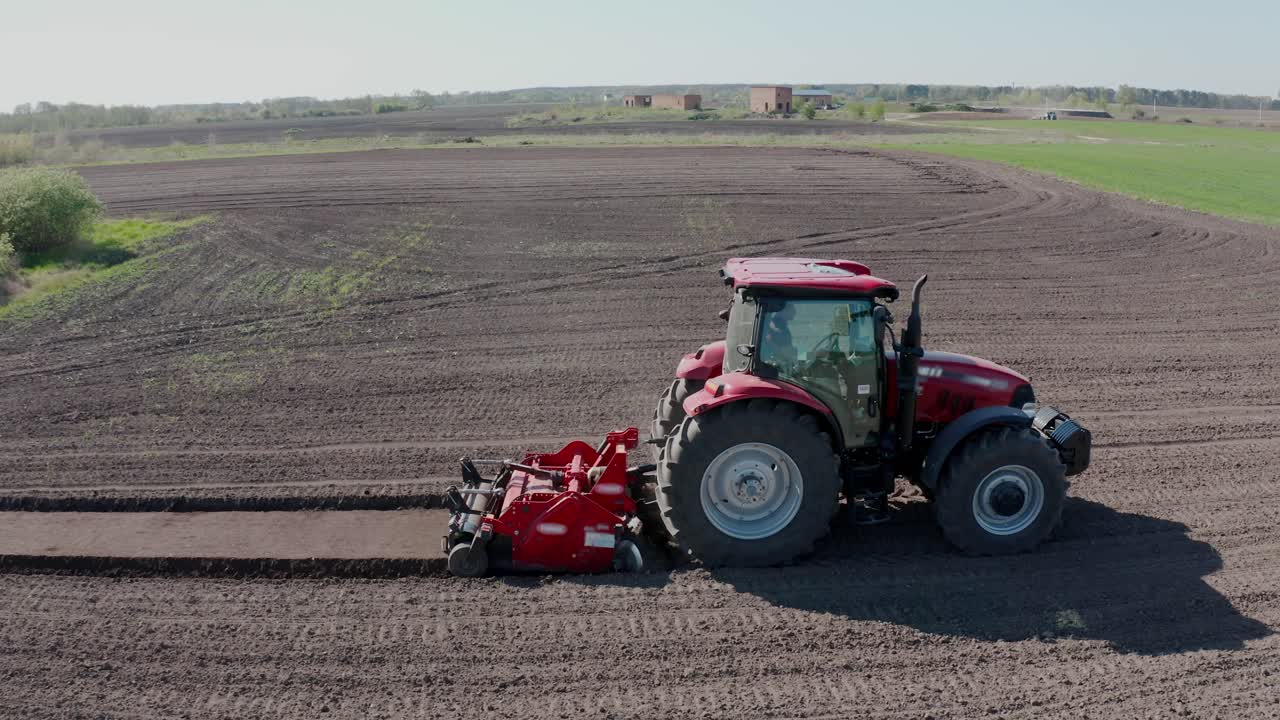을 재배 하는 트랙터