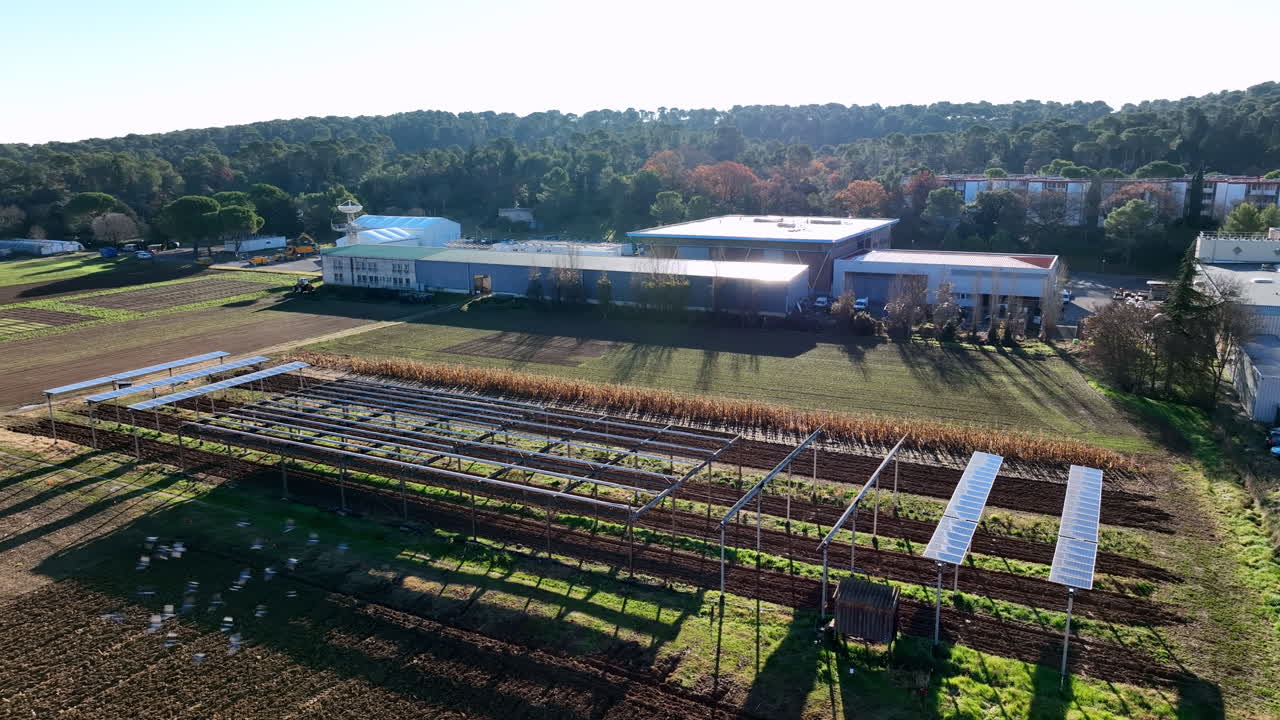 몬텔리에의 농경지에서 태양광 패널을 탑재한 풍경입니다.