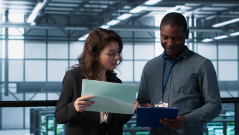 profesionales de it en el centro de datos que revisan informes y archivos