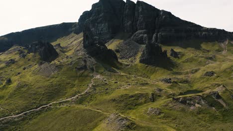 vista aérea del anciano de storr en escocia en un día soleado