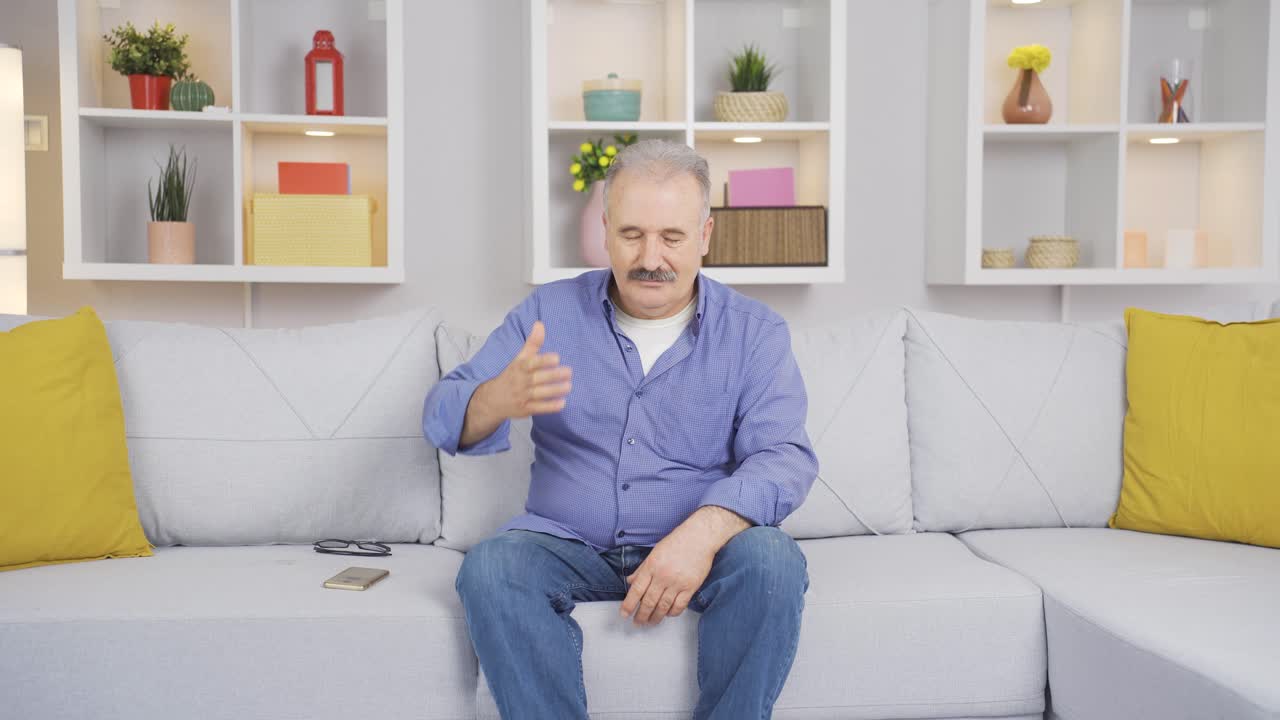 우울한  ⁇ 은이가 집에 혼자 있고 긴장하고 있어요.