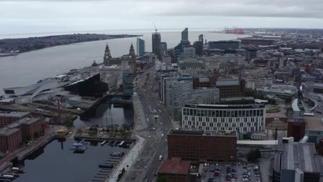 disparo de drones elevándose sobre edificios en el centro de la ciudad de liverpool 01