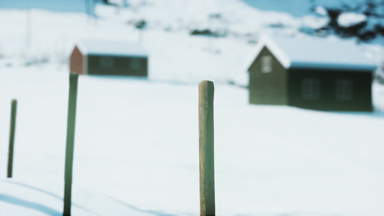 casas tradicionales de madera noruegas bajo la nieve fresca