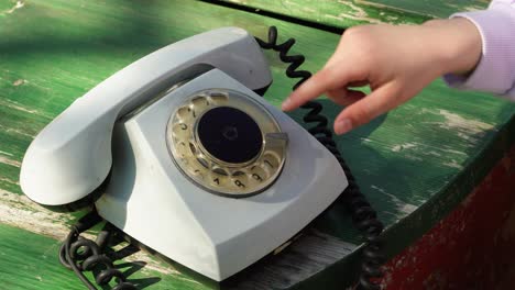 un niño joven está probando un viejo teléfono con cable soviético.