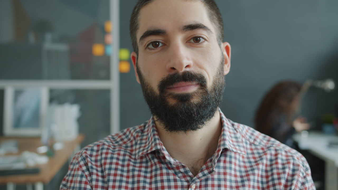 hombre en la oficina