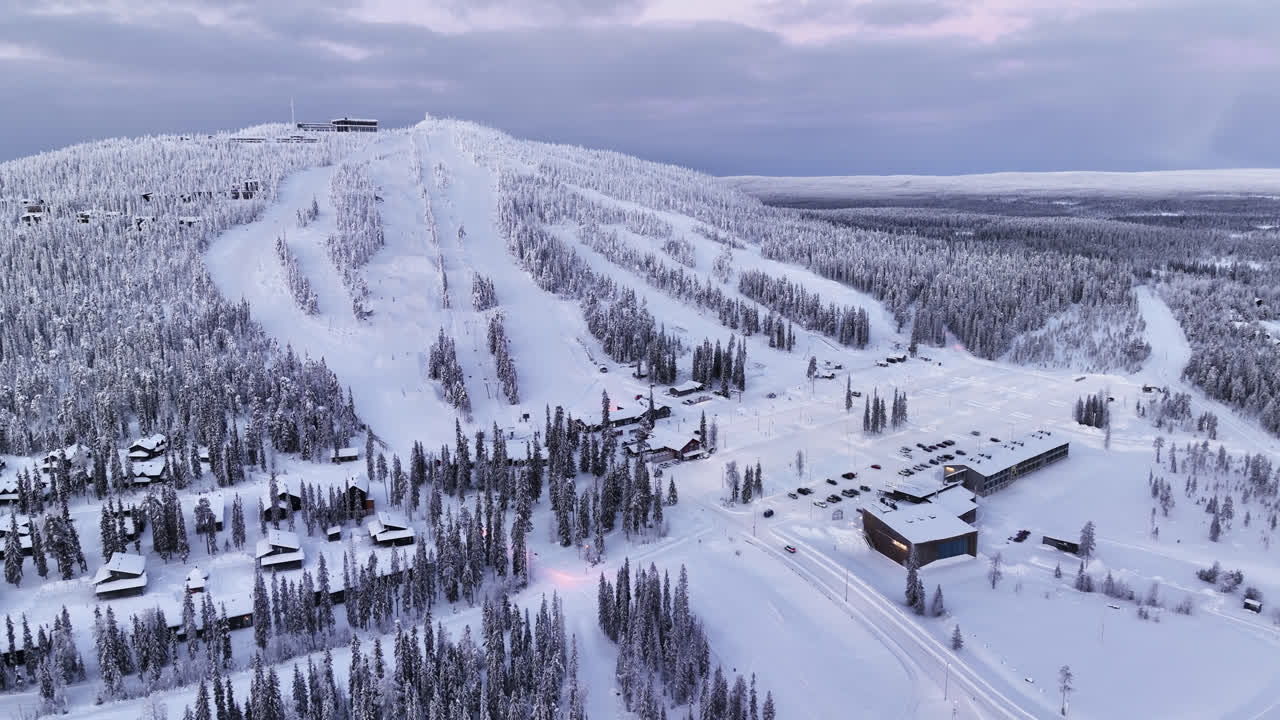 Luftfoto rundt bakkene i Iso-Syöte, fargerik soloppgang om vinteren i Finland