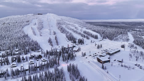 vista aérea alrededor de las laderas de iso-syote, colorido amanecer de invierno en finlandia