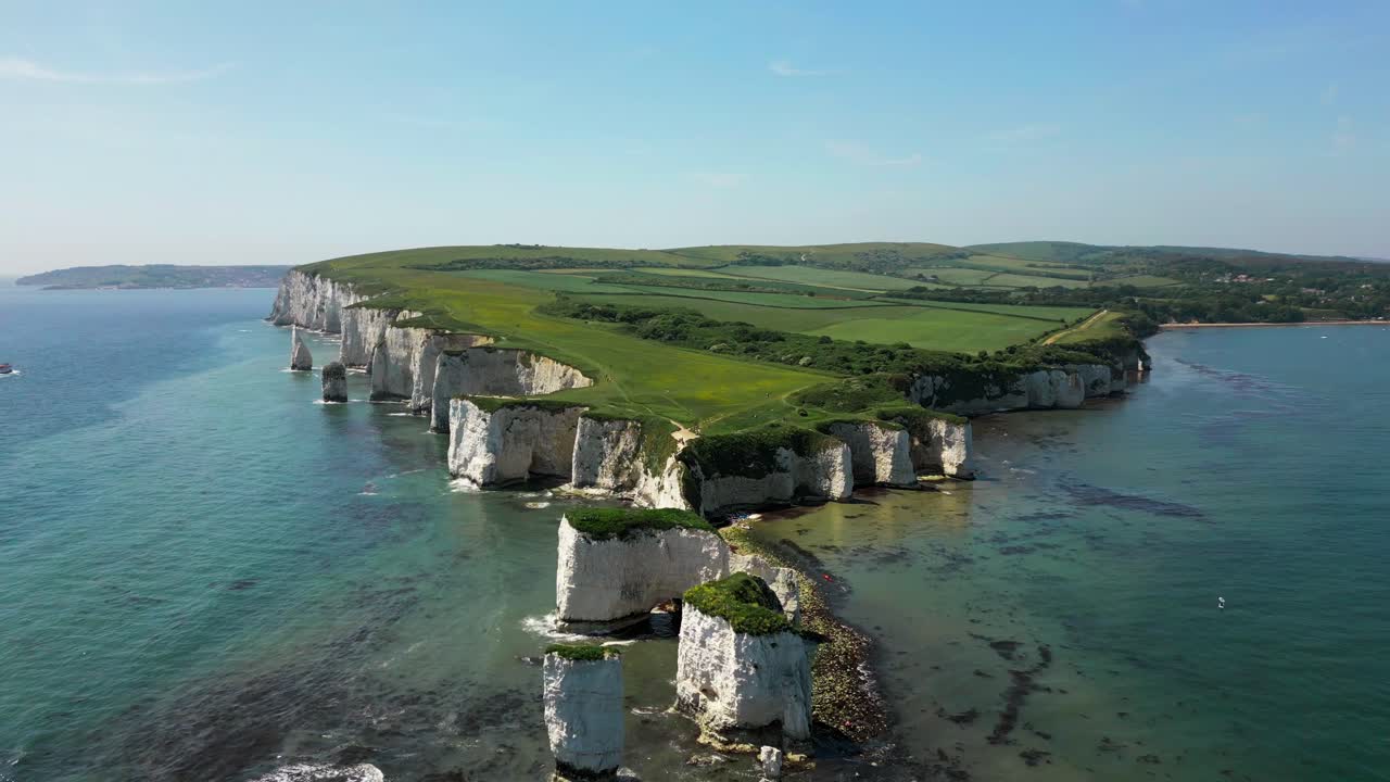 aerial drone pull back shot of old harry rocks on the jurassic coast of dorset (도 ⁇ 의  ⁇ 라기 해안에 있는 옛 해리 바위)