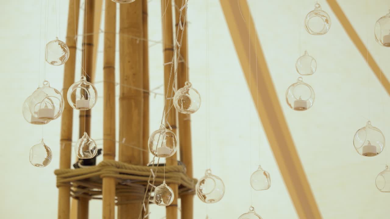 유리 개에 매달린 차 빛 불의 느린 도