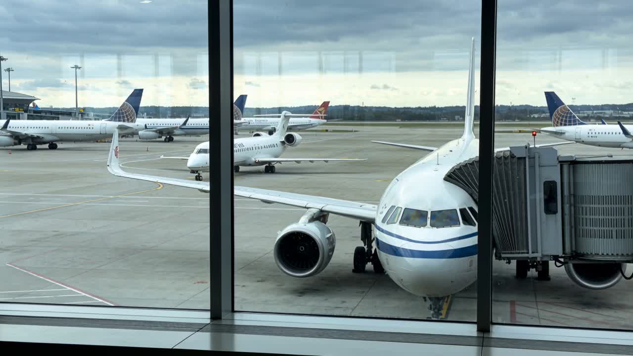 Avión de fuselaje estrecho permaneciendo acoplado al puente de embarque de la puerta, regional bimotor rodando con autorización de ATC.