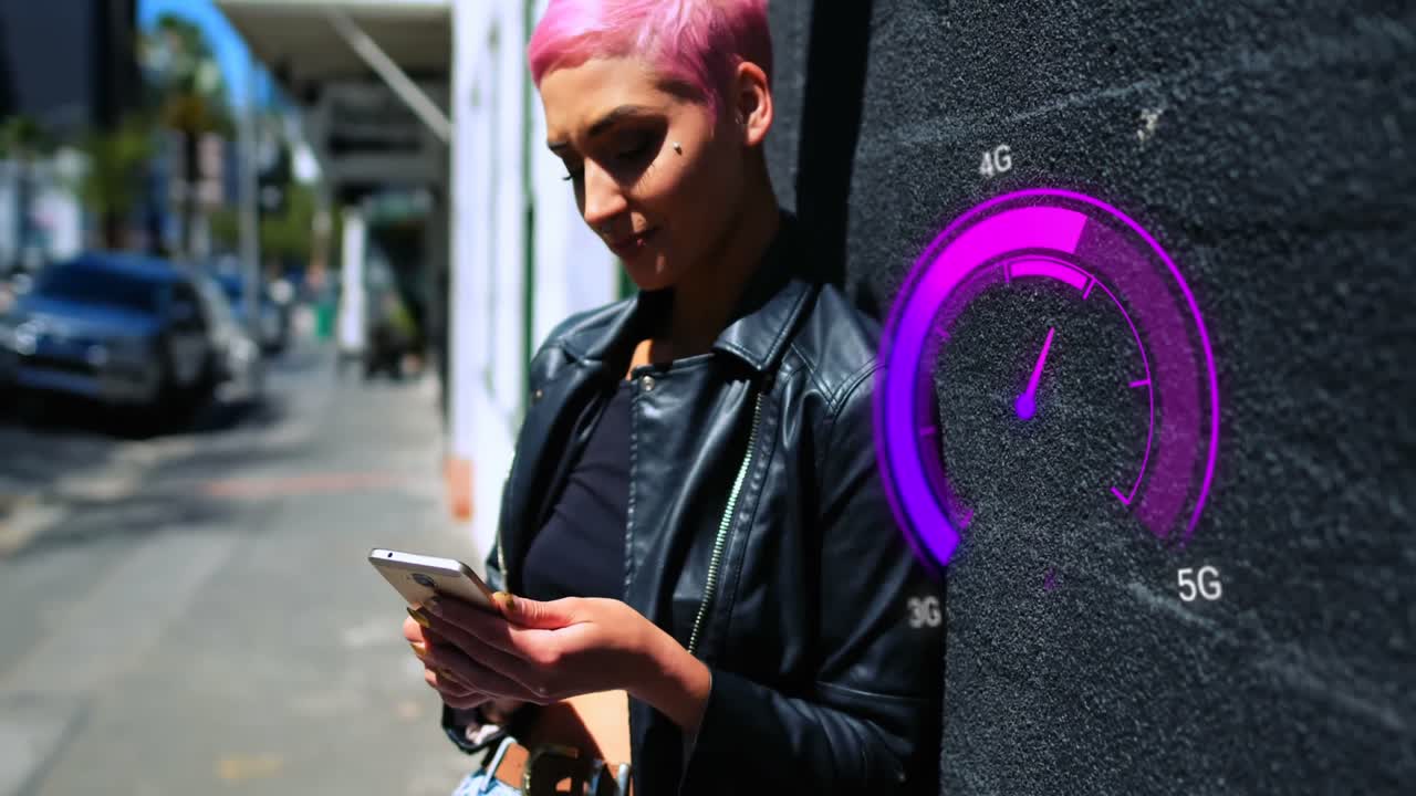 animación del velocímetro púrpura sobre una mujer caucásica feliz usando un teléfono inteligente.