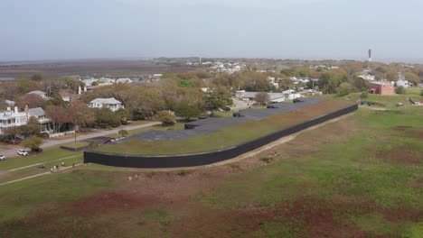 Low-panning-aerial-shot-of-the-Battery-Jasper-gun-battery-on-Sullivan's-Island,-South-Carolina