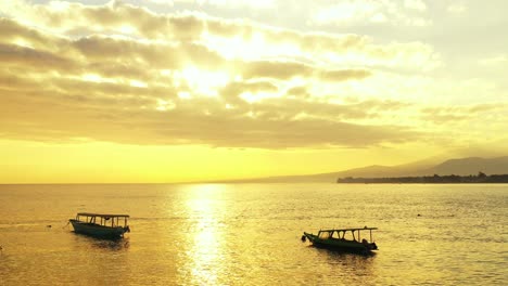 El-Hermoso-Resplandor-De-La-Puesta-De-Sol-Reflejado-En-El-Agua-Con-Pequeños-Botes-Sentados-En-La-Superficie