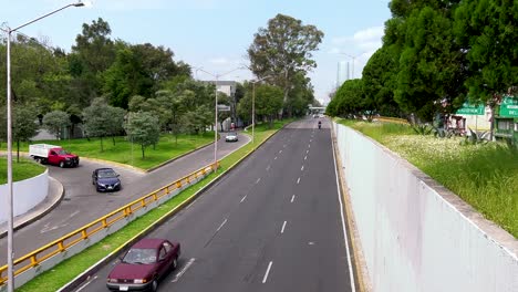 lapso de tiempo de la avenida churubusco en la ciudad de méxico, que muestra un gran edificio en el fondo