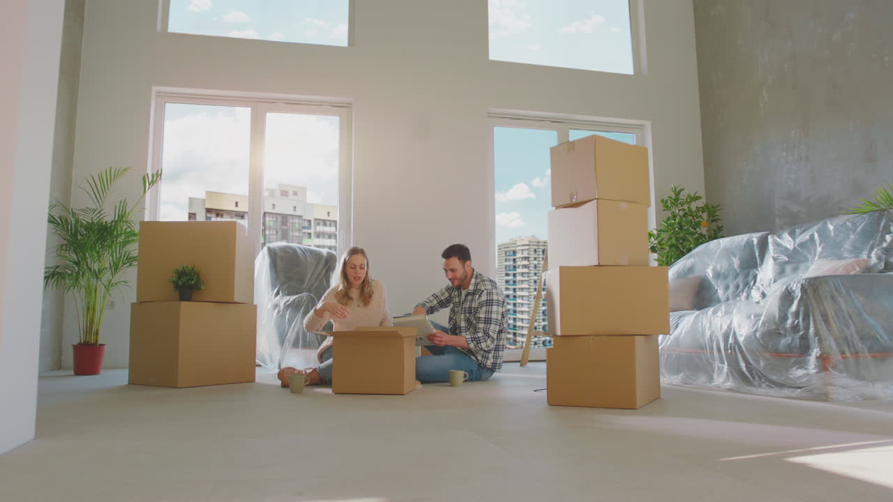 pareja feliz abriendo cartones