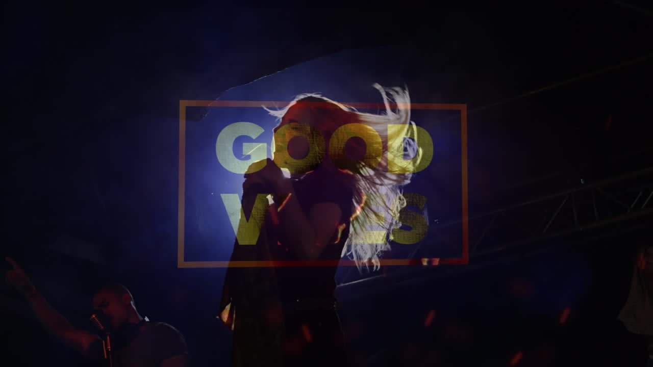 Animación del texto "Vibes" sobre una cantante femenina