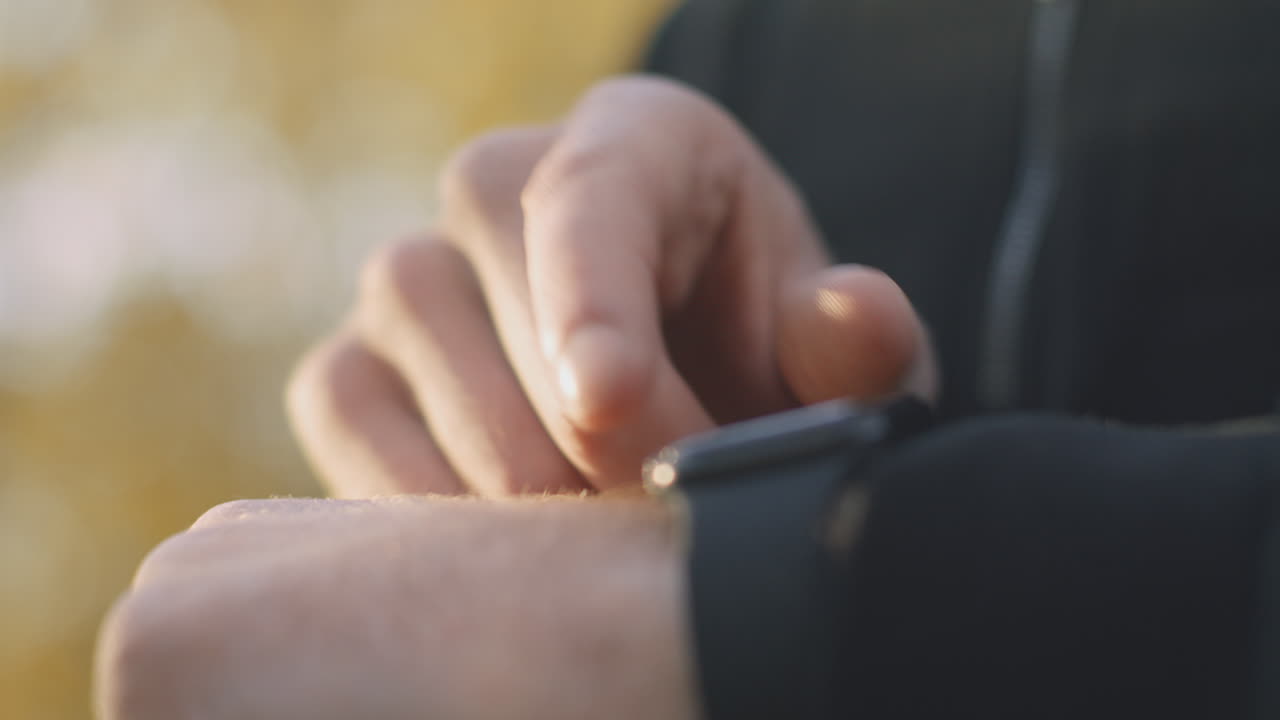 스마트워치를 사용하는 남자