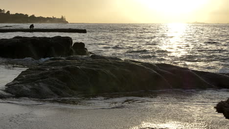 Ruhiger-Felsiger-Strand-Bei-Sonnenuntergang,-Wellen-In-Zeitlupe-4k