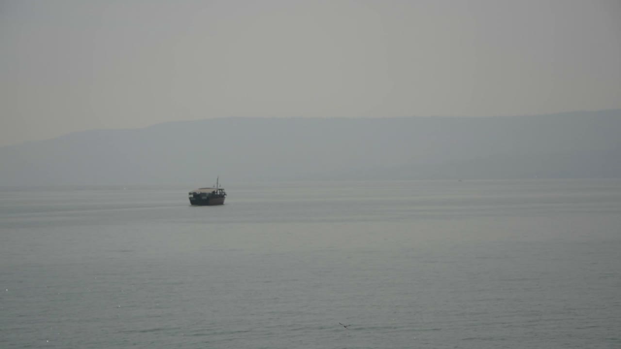 이스라엘 갈릴리 바다를 천천히 건너는 2,000년 된 어선의 재현